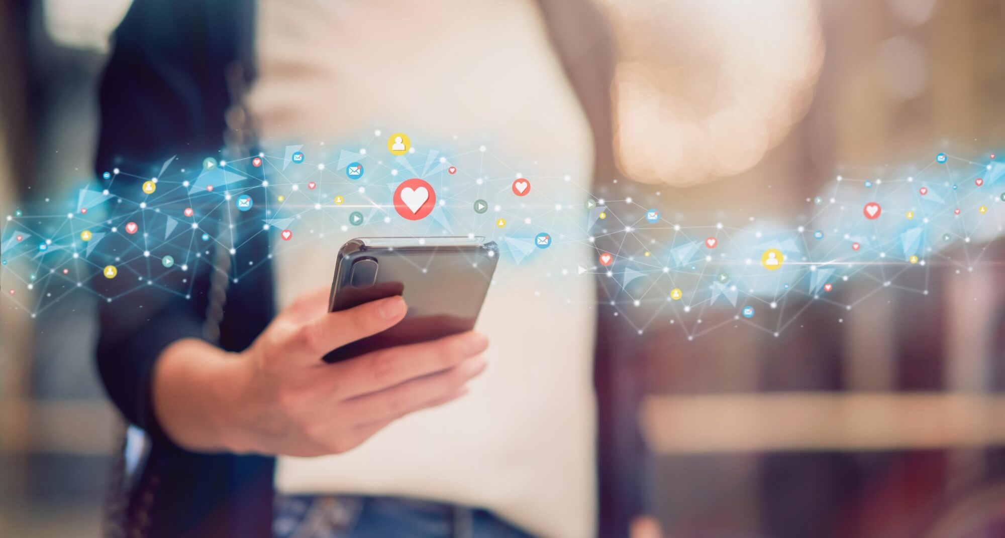 Social Media Icons schweben vom Handy durch die Luft