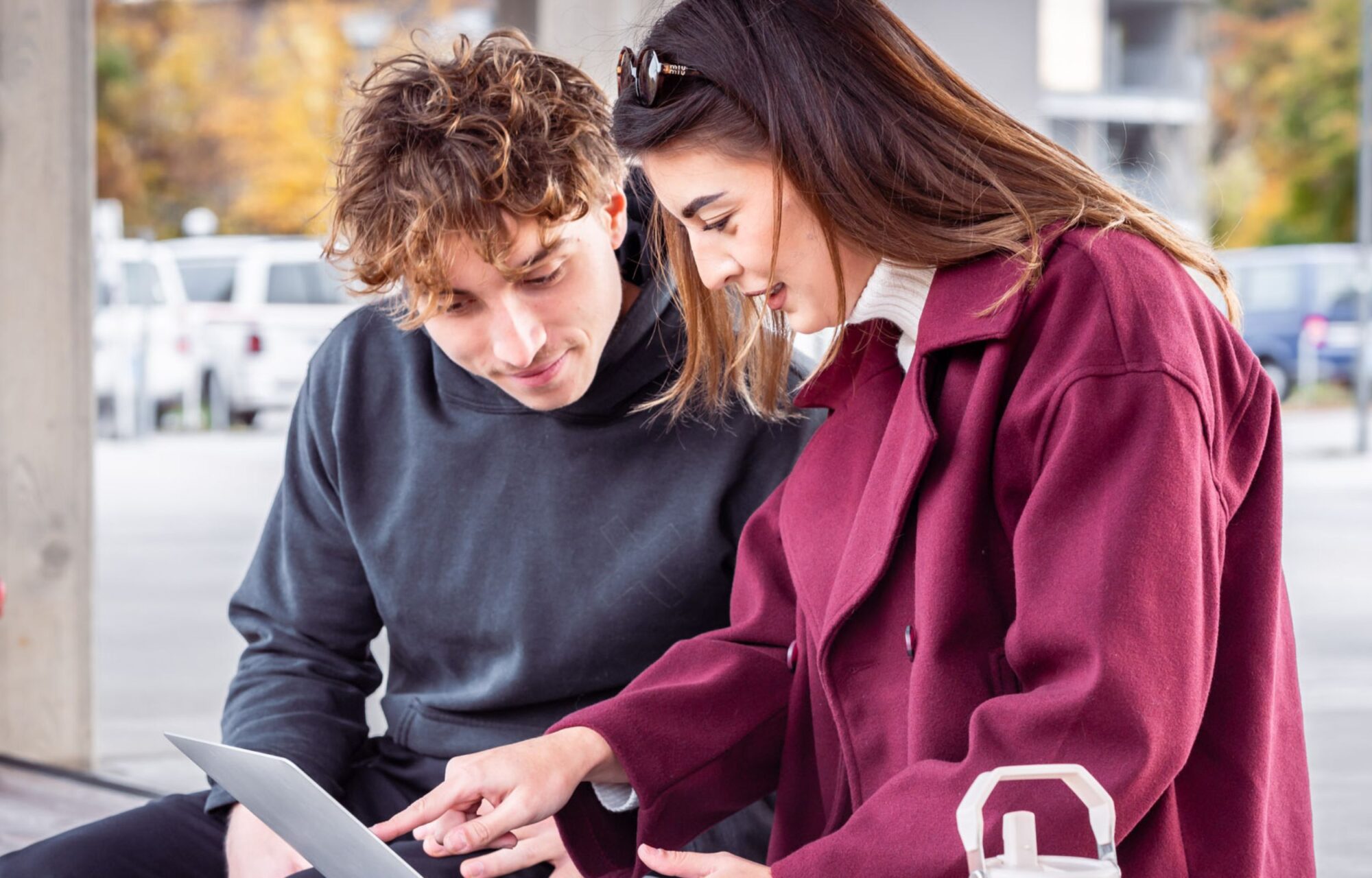 Studierende arbeiten gemeinsam am Laptop