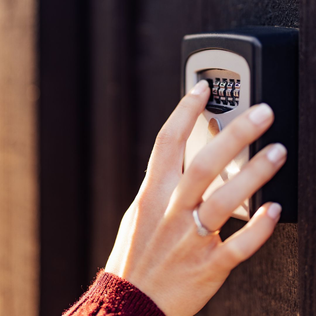 Hand gibt Sicherheitscode ein