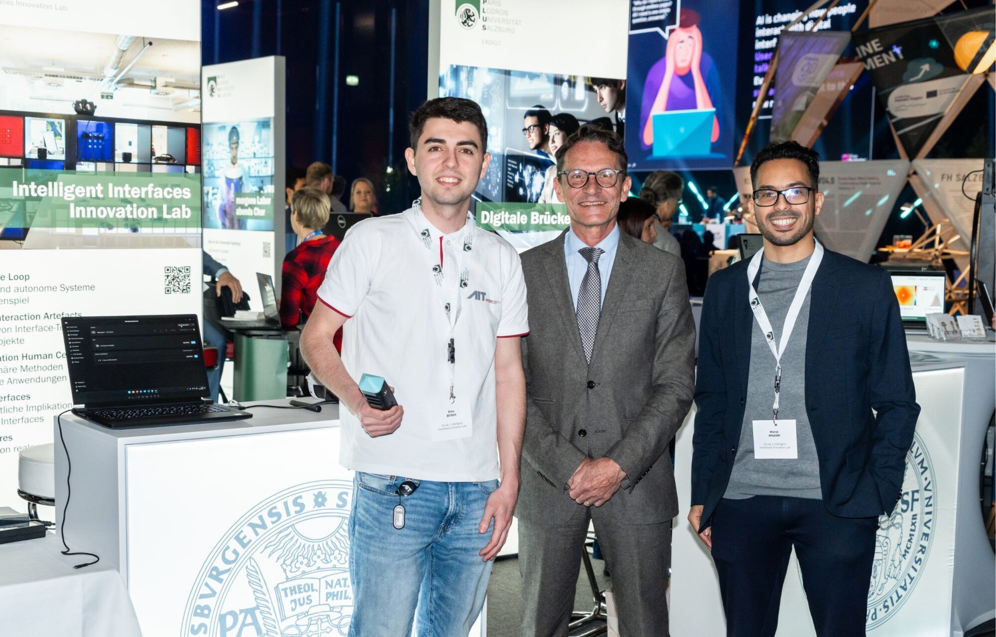 Rektor und Universit&auml;tsmitarbeiter auf der SALZ-Messe vor dem Stand der Uni