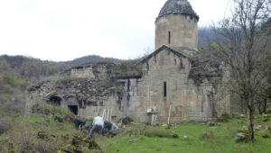 Ausgrabungen-im-Kloster-Arakelots-&copy;-Jasmine-Dum-Tragut