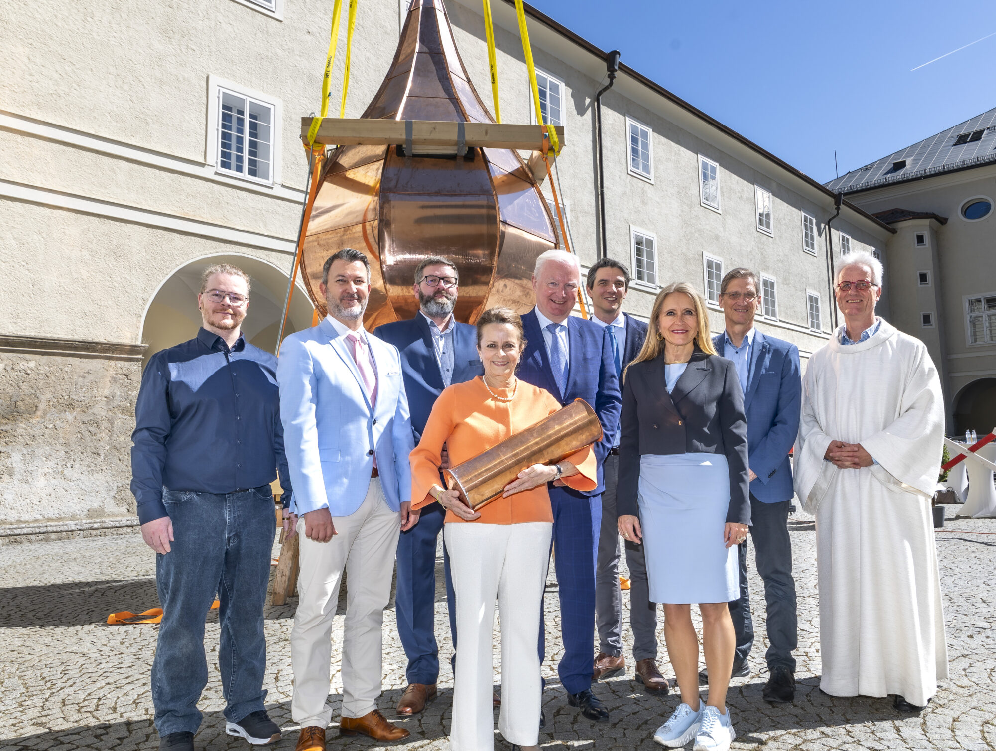 Hebung eines neuen Turms auf das Dach des Sacellum der Universit&auml;tsbibliothek (Hofstallgasse/Herbert-von-Karajan-Platz) und Bef&uuml;llung einer Zeitkapsel.