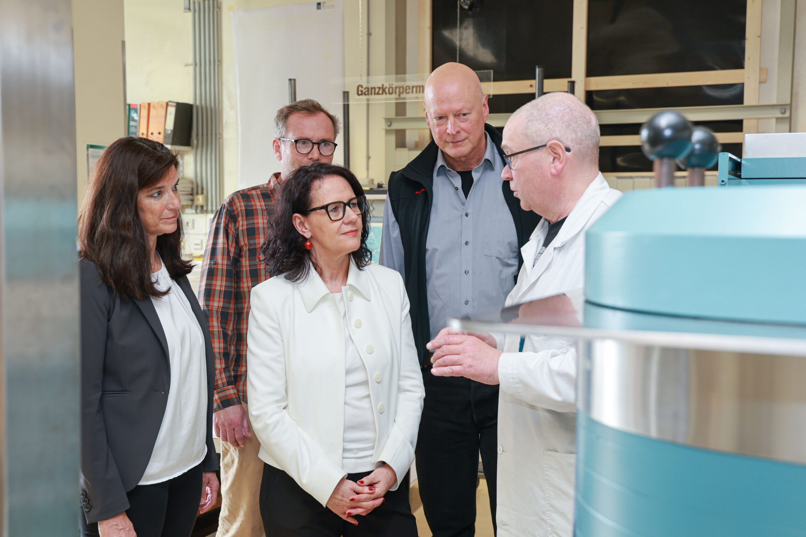 Landesr&auml;tin Daniela Gutschi beim Besuch des Radioaktivit&auml;tslabors der Universit&auml;t Salzburg mit Vizerektorin Jutta Horejs-H&ouml;ck, Wolfgang Klammer (Land Salzburg), Andreas Lang und Alexander Hubmer (beide Universit&auml;t Salzburg). 16. April 2026, Stadt Salzburg