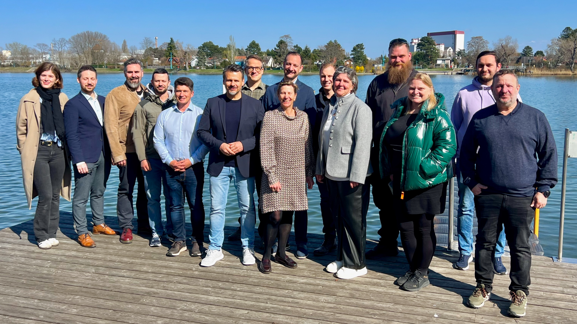 Titelbild: Robert Krammer und Johanna Eteme mit nebenamtlich lehrenden Polizeibediensteten