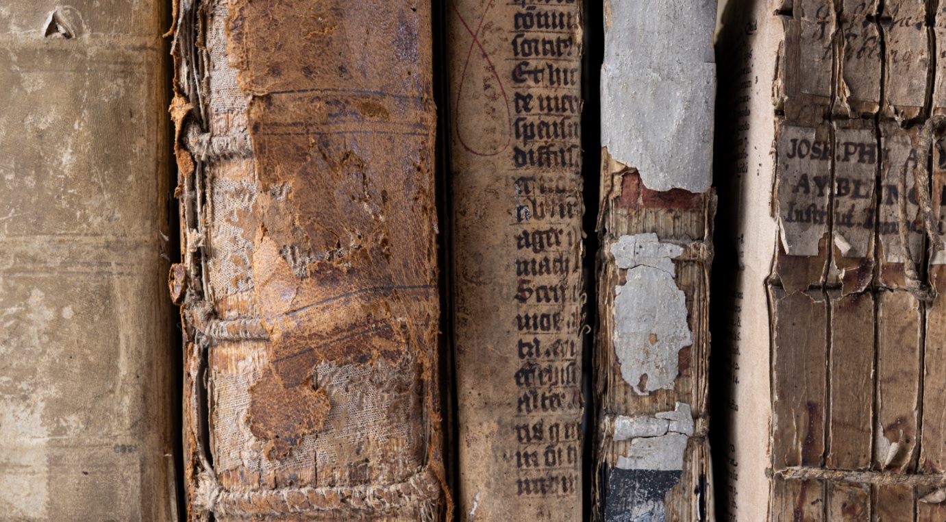 Nahaufnahme von alten B&uuml;chern