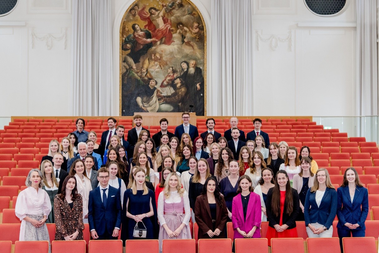 Gruppenfoto Sponsion Große Aula