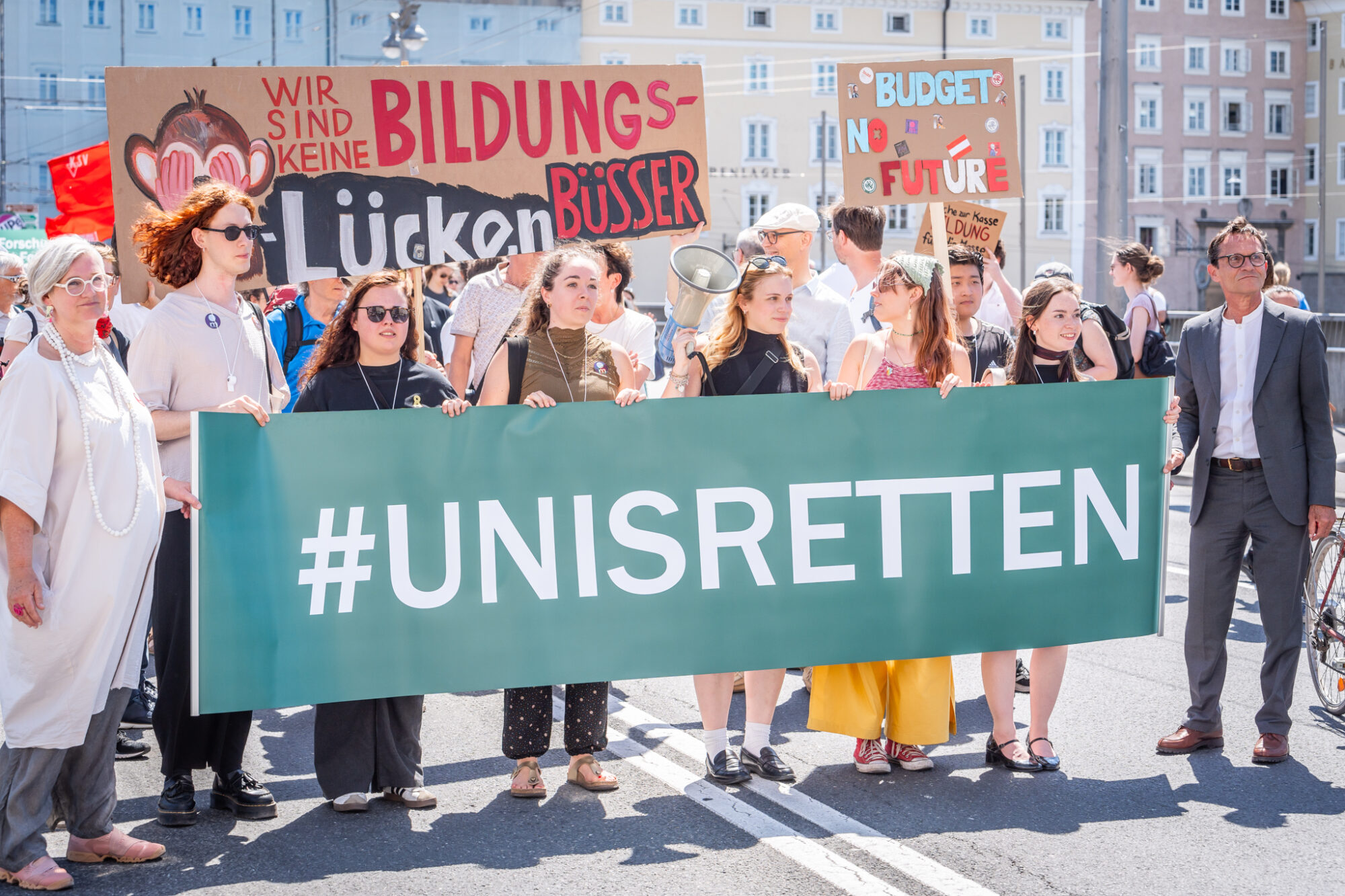 Rektor F&uuml;genschuh und Rektorin Wimmer demonstrieren mit &Ouml;H-Mitgliedern und Unterst&uuml;tzer*innen mit Transparenten auf Staatsbr&uuml;cke