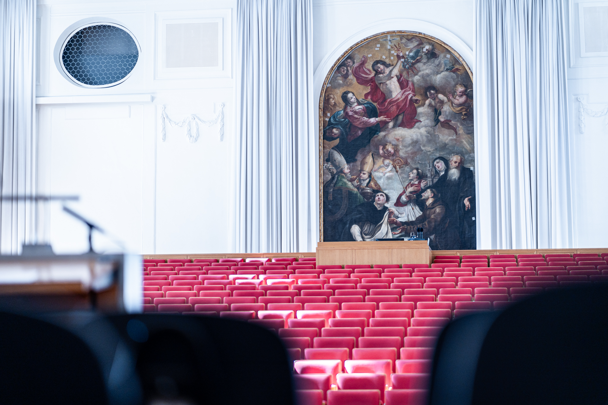 Blick in Sitzreihen der Gro&szlig;en Universit&auml;tsaula mit Wandgem&auml;lde im Hintergrund