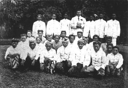 A tea planter and his foremen, Jolotigo Tea Plantation, ca. 1930 (Doorman Family Collection)