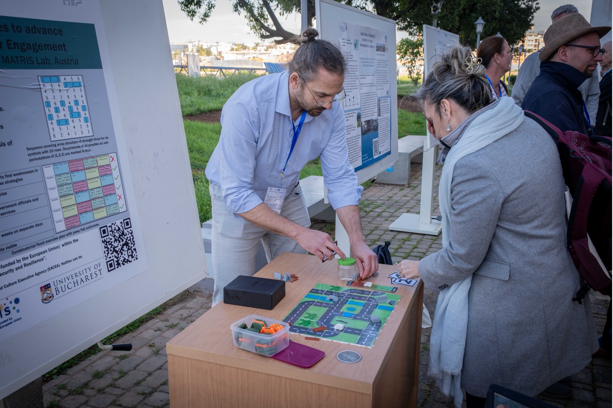Bernhard Garn (Universität Salzburg), Teilnehmer im Open Lab-Projekt, bei der Posterpräsentation im Außenbereich des Bibliotheksgebäudes der Universität Hassan II in Casablanca.