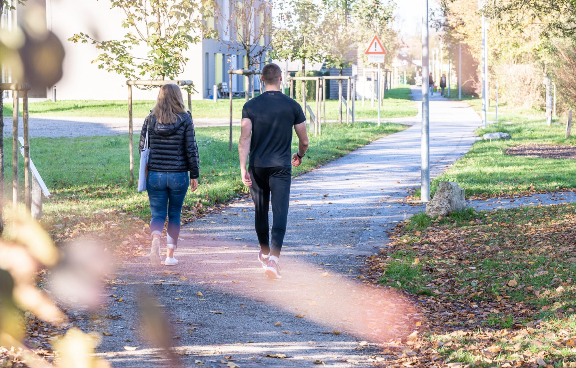 Zwei Studierende gehen gemeinsam spazieren
