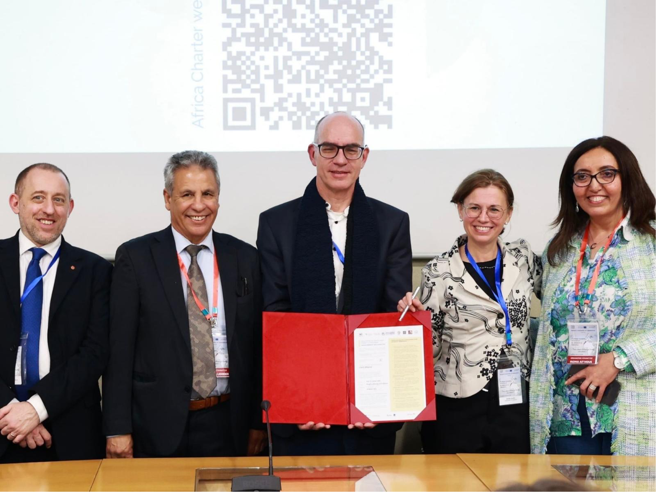Unterzeichnung der „Africa Charter for Transformative Research Collaborations". Fabio Sciarrino (Universität La Sapienza), Mustapha Lkhider (Hassan II Universität), Stefan Lang (Universität Salzburg), Estelle Doudet (Universität Lausanne) und Fadma Aït Mous (Hassan II Universität).