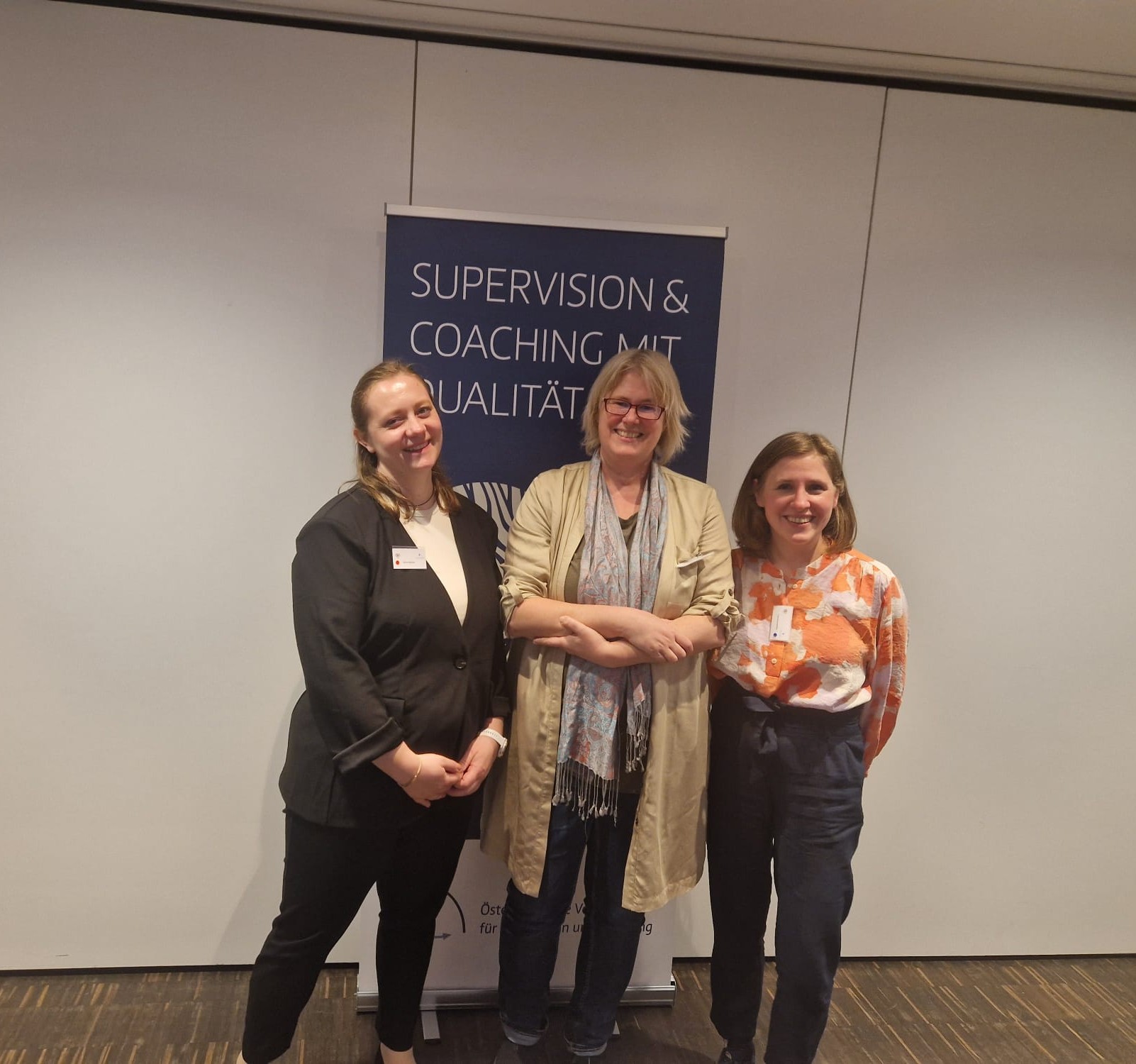 Eva Jonas mit zwei ehemaligen Studentinnen