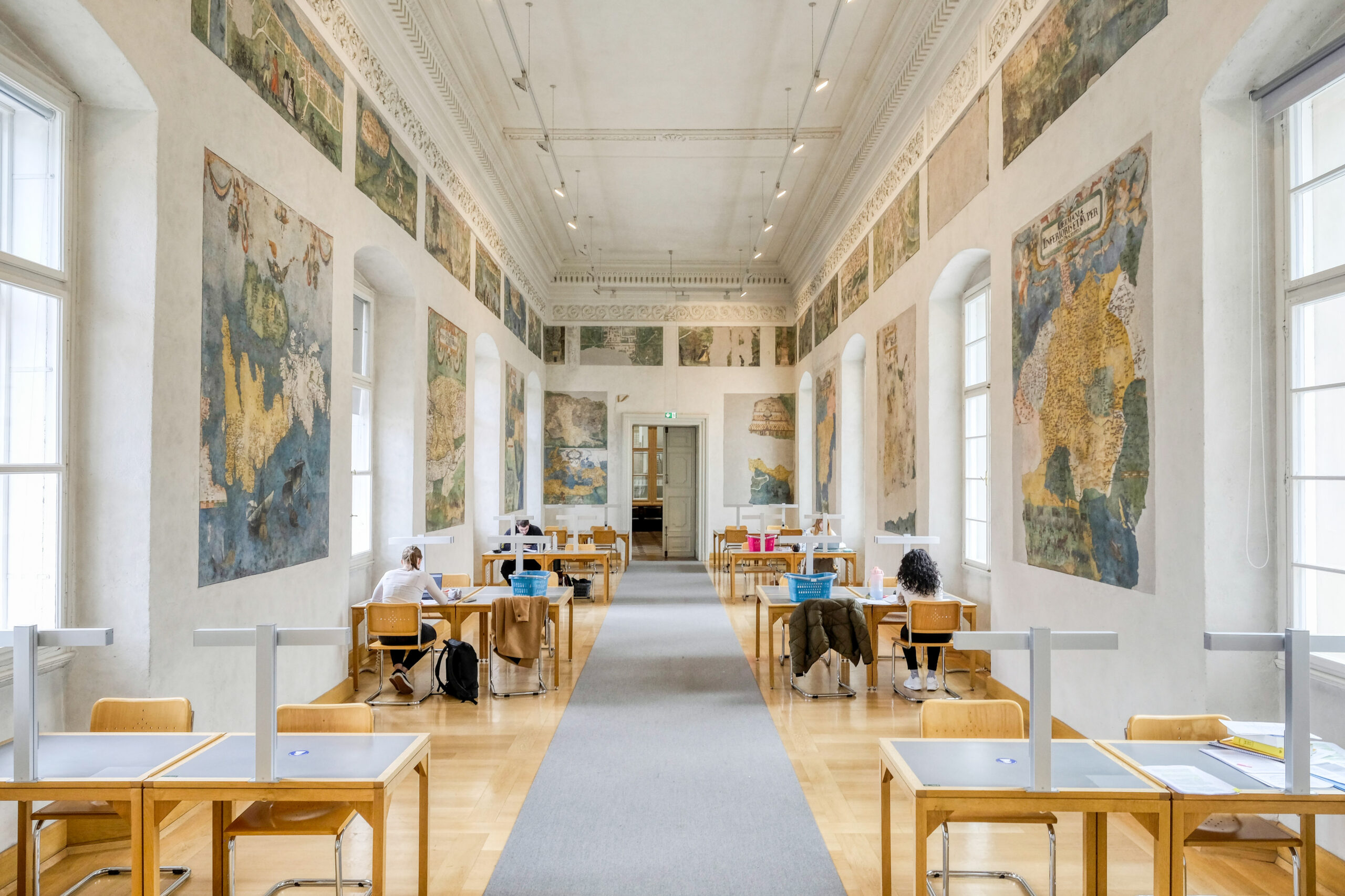 Studierende im Café der Unipark-Dachterrasse, Universität Salzburg