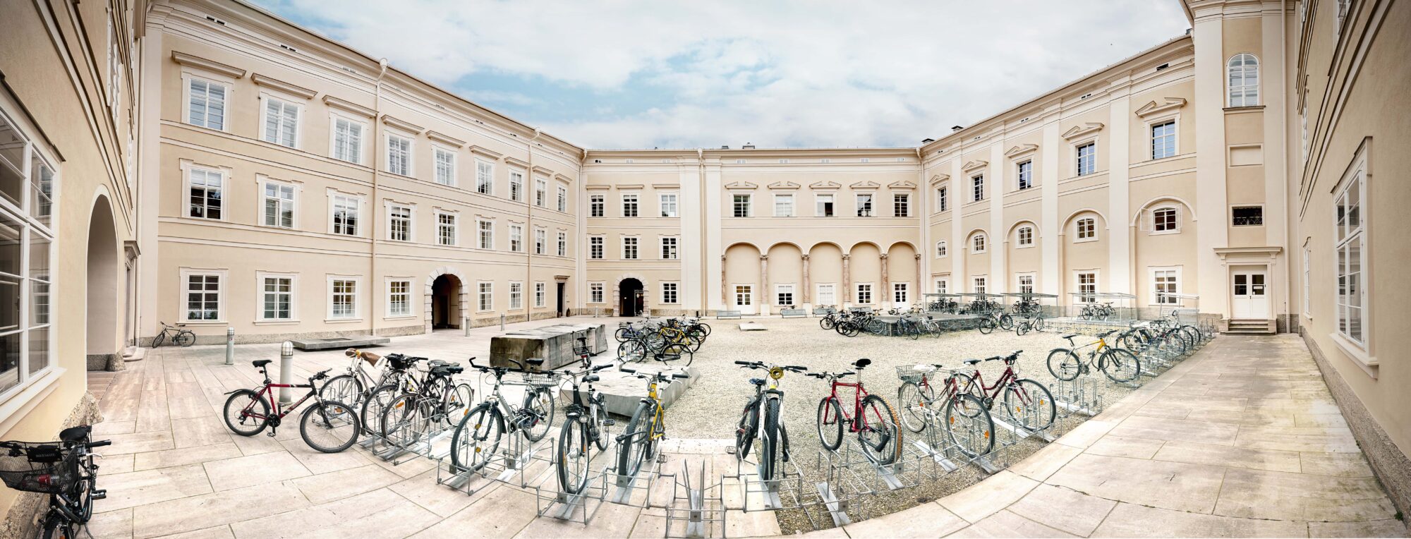 Innenhof im Toskanatrakt der RWW-Fakultät