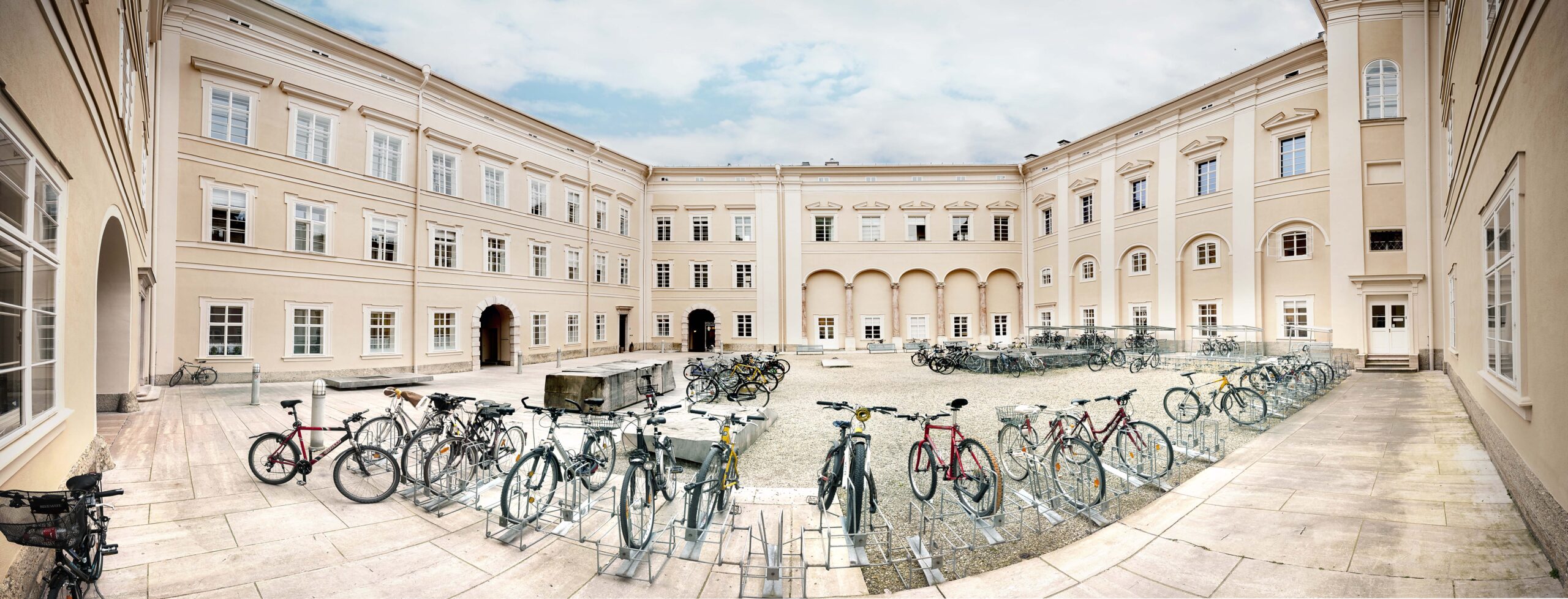 Innenhof im Toskanatrakt der RWW-Fakultät