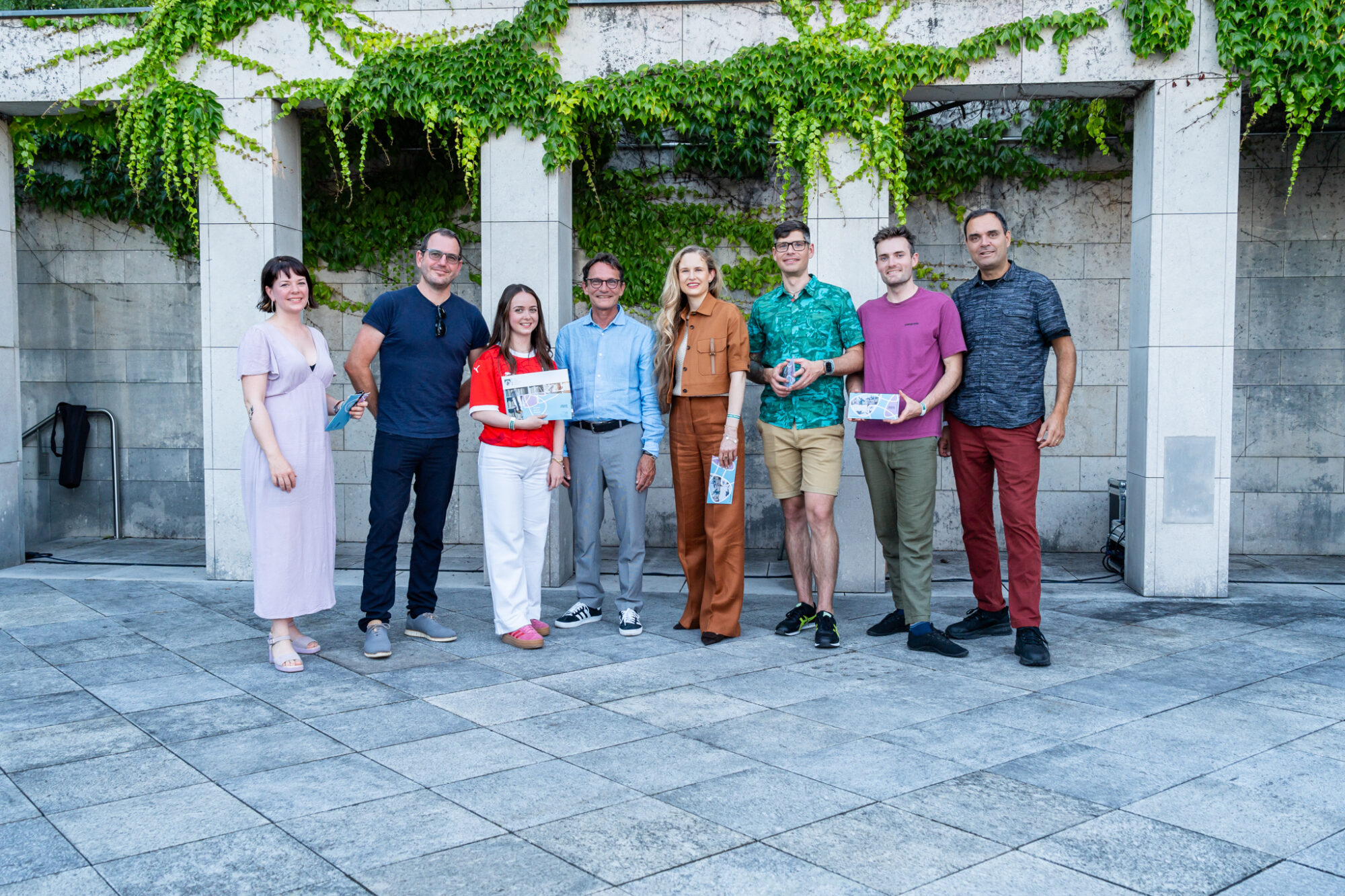 Gruppenfoto mit Teilnehmer*innen des Science Slams an der Natur- und Lebenswissenschaftlichen Fakultät im Amphitheater