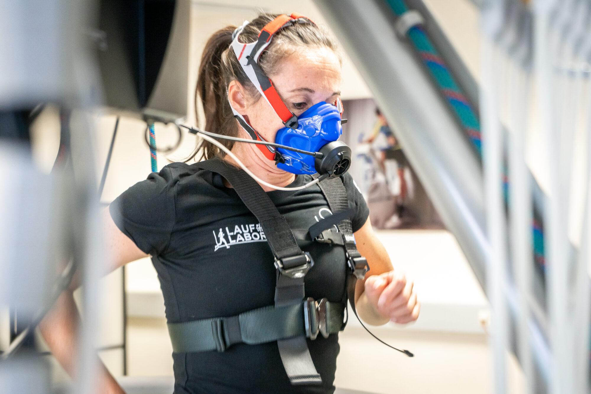 Sportlerin bei Atemtest im Labor