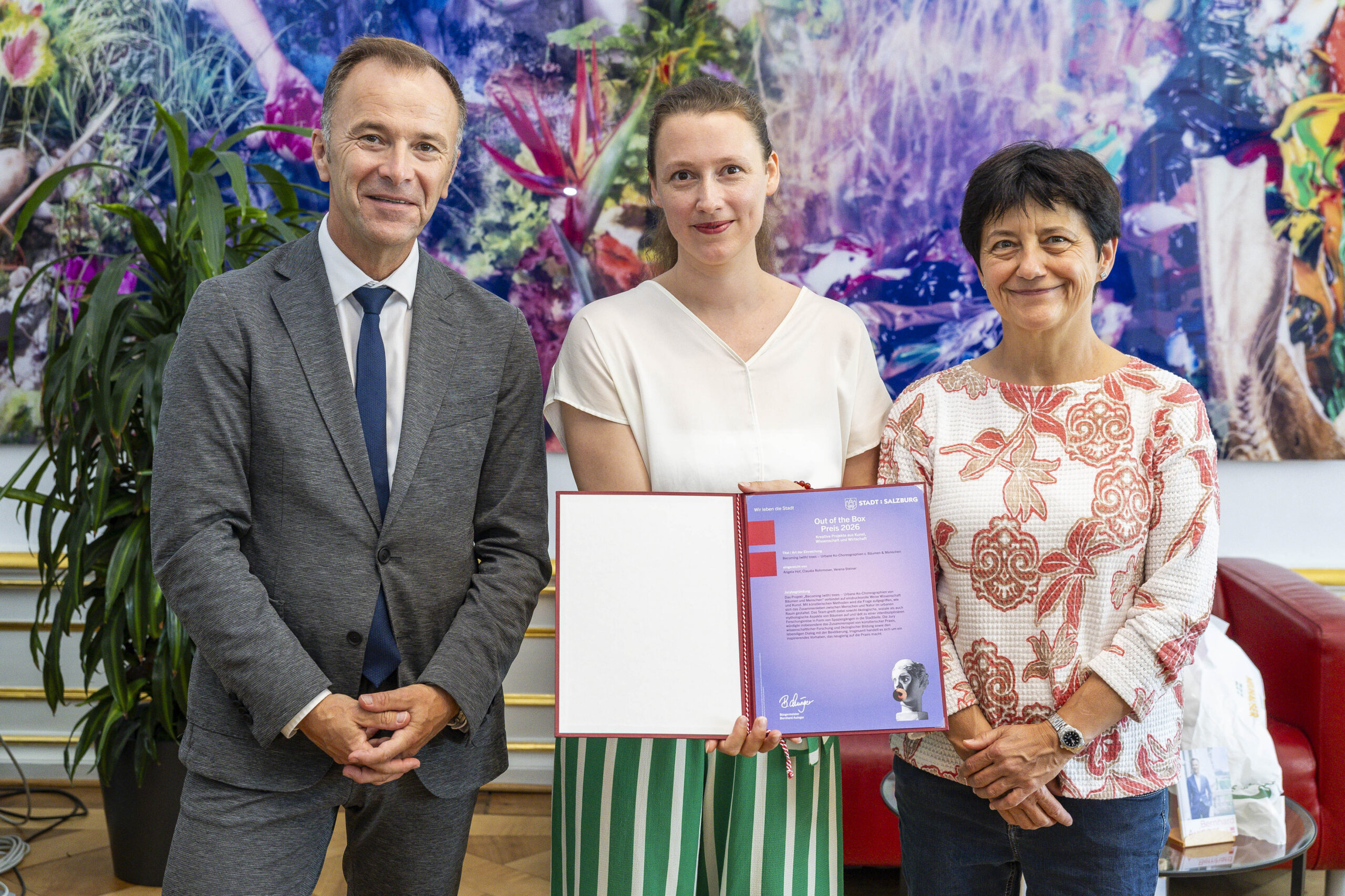 Gruppe Becoming (with) trees - V. li.: B&uuml;rgermeister Bernhard Auinger, Verena Steiner, Angela Hof (nicht im Bild: Claudia Rohrmoser) &copy; WildBild