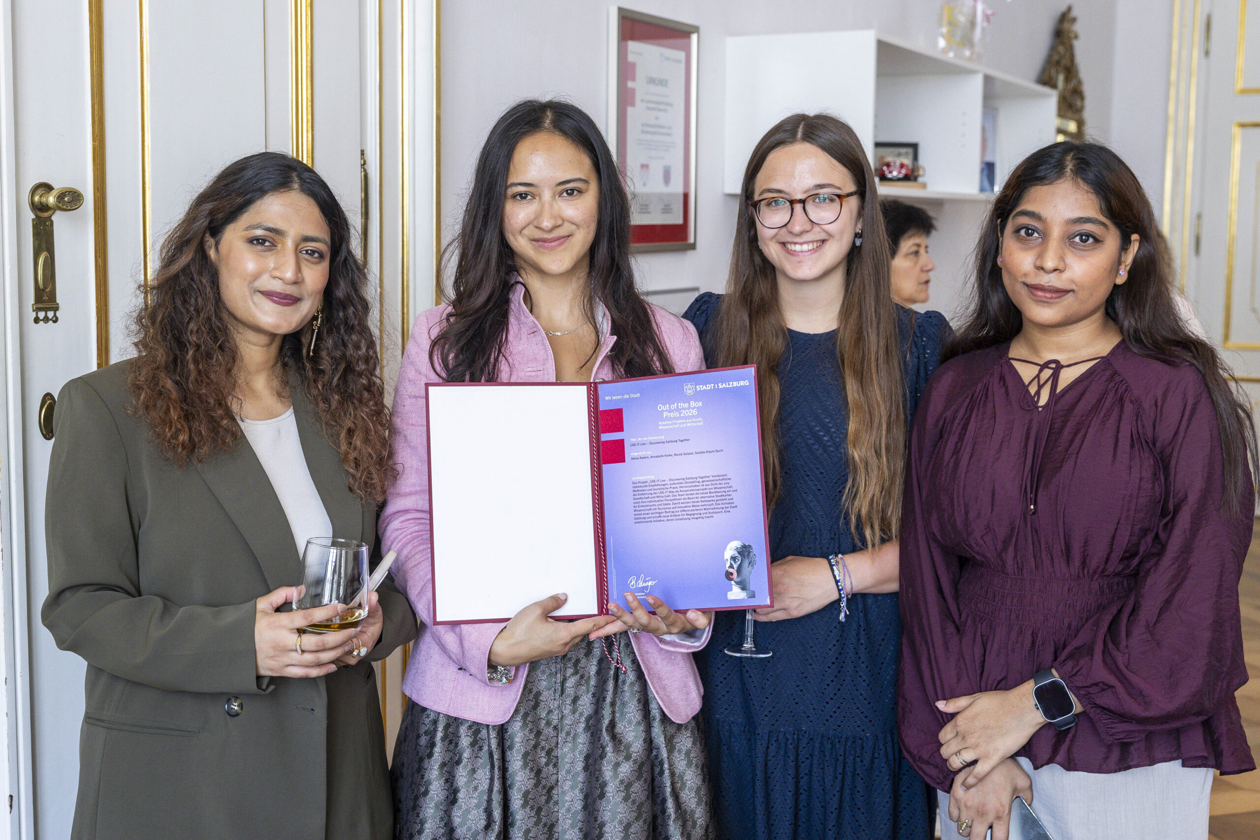 Gruppe USE-IT &ndash; Discovering Salzburg Together - V.li.: B&uuml;rgermeister Bernhard Auinger, Amna Azeem, Nicole Salazar, Sanjida Anjum Suchi, Annabelle Kiefer &copy; WildBild