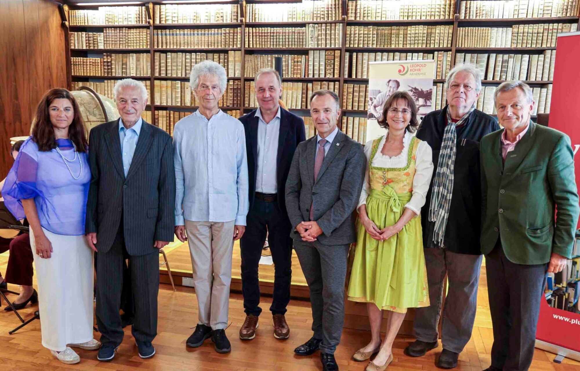 Foto v.l.n.r.: Vizerektorin der Universit&auml;t Salzburg Jutta Horejs-H&ouml;ck, Leopold Kohr-Ehrenpreistr&auml;ger 2026 Hermann Knoflacher, Laudator G&uuml;nther Witzany, Ewald Hiebl (Leopold Kohr-Archiv), B&uuml;rgermeister Bernhard Auinger (Stadt Salzburg), Susanna V&ouml;tter-Dankl (Leopold Kohr-Akademie), Alfred Winter (Leopold Kohr-Akademie), LAbg. Hans Scharfetter (Land Salzburg), B&uuml;rgermeister Andreas Schweinberger (Neukirchen a. Grv.)