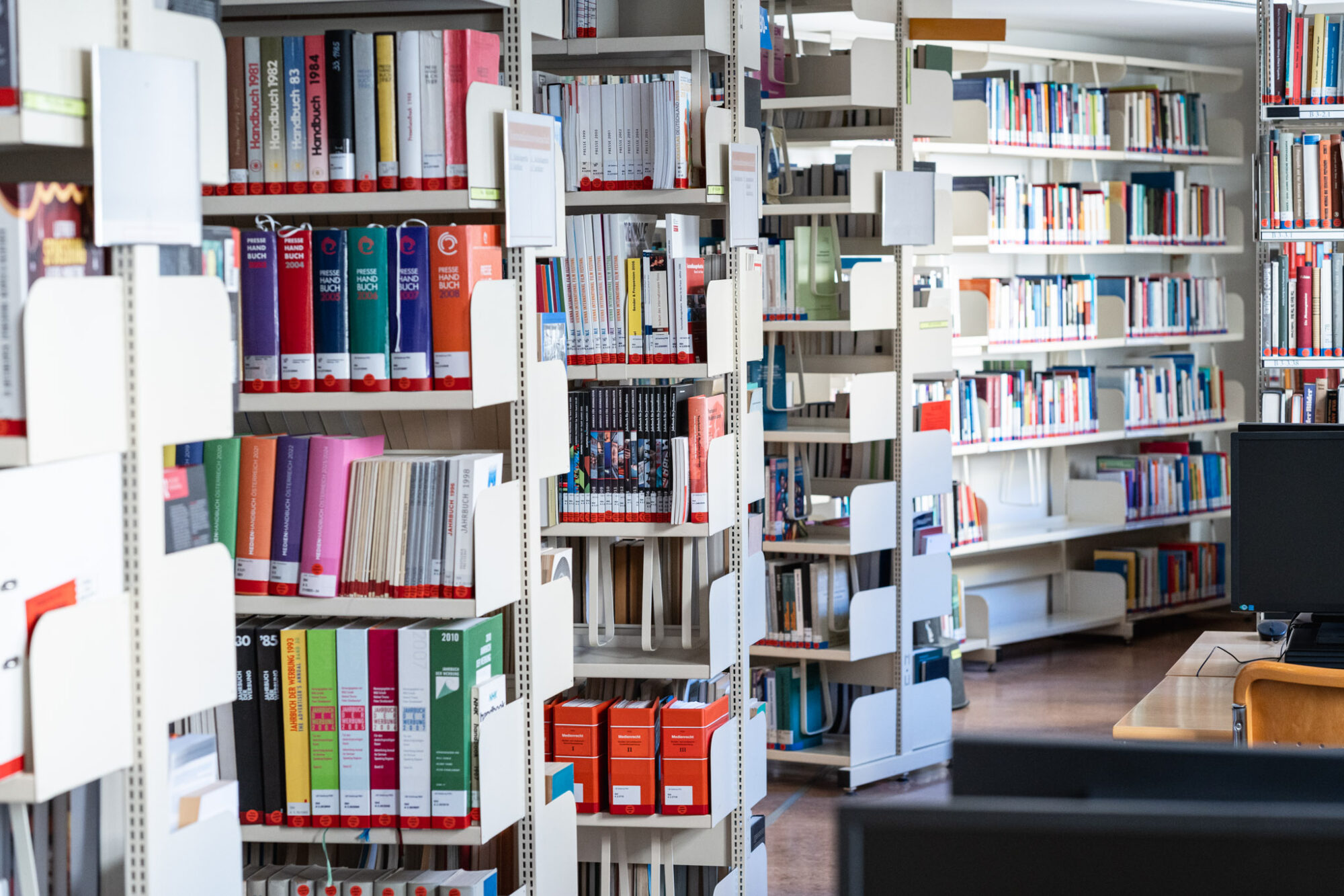 Teilbibliothek Rudolfskai, Foto von B&uuml;cherregalen