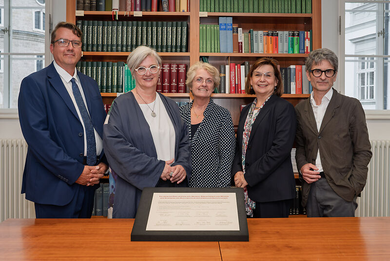 Unterzeichnung der „Salzburger Deklaration der Archive, Bibliotheken und Museen zur Sicherung des Kulturguts“ mit folgenden Personen, v.l.n.r.: Dr. Thomas Mitterecker, Archivleiter Archiv der Erzdiözese Salzburg Univ.-Prof.in Dr.in Constanze Wimmer, Rektorin Universität Mozarteum Salzburg Assoz. Prof.in Mag.a Dr.in Michaela Rückl, Vizerektorin für Lehre und Studierende, Universität Salzburg PDin Mag.a Dr.in Sabine Veits-Falk, Leiterin Stadtarchiv und Statistik, Stadt Salzburg Hon.-Prof. Mag. Dr. Martin Hochleitner, Direktor Salzburg Museum