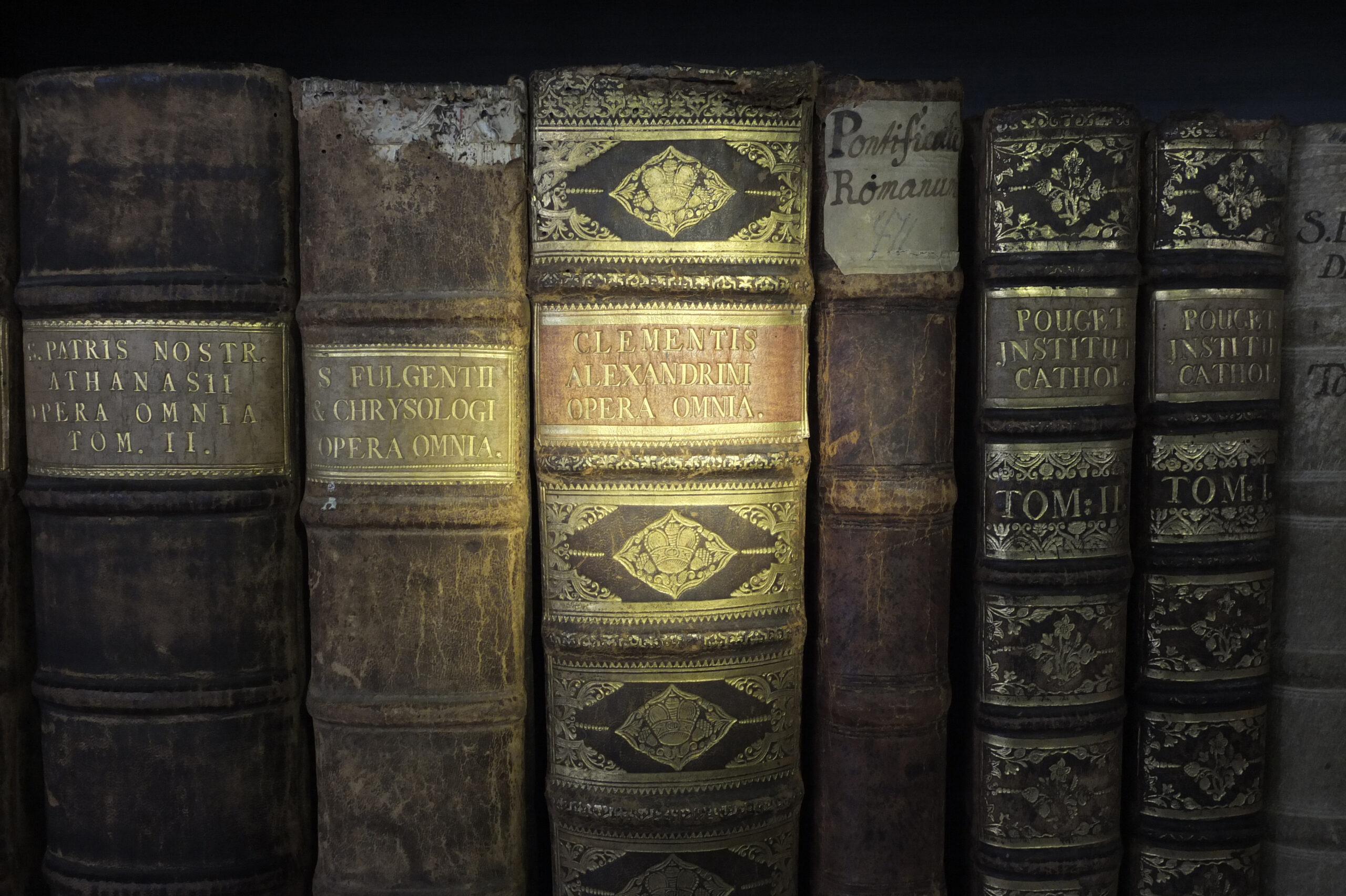 6 alte B&uuml;cher in einer Reihe nebeneinander