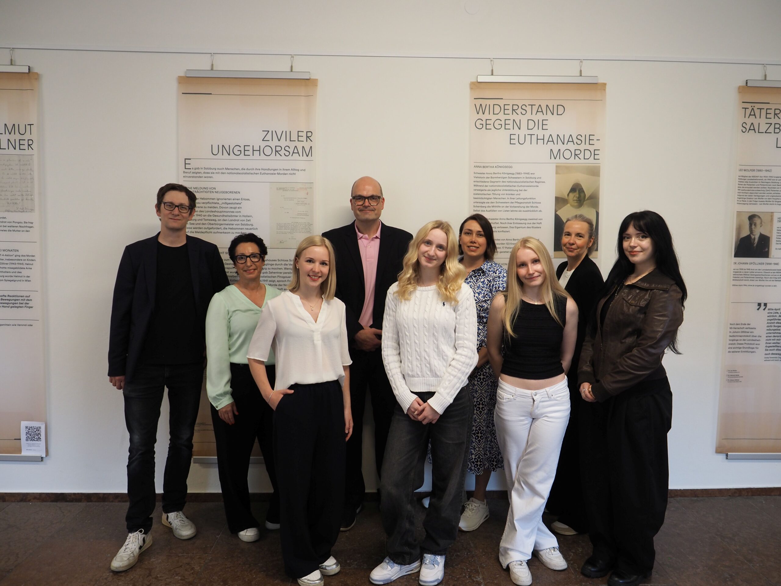 Gruppenfoto Ausstellungseröffnung KTH