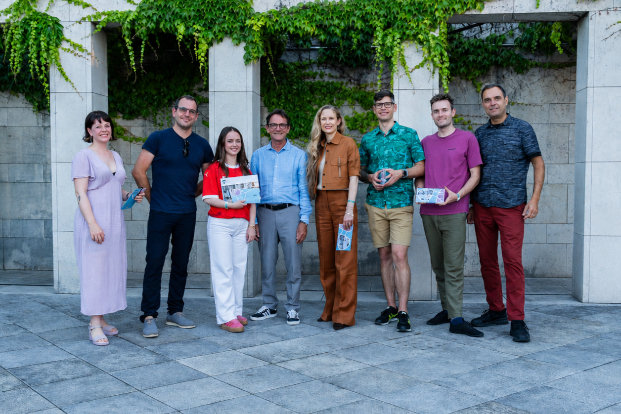 Gruppenfoto mit Teilnehmer*innen des Science Slams an der Natur- und Lebenswissenschaftlichen Fakultät im Amphitheater
