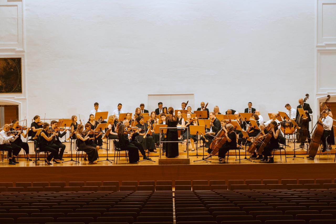 Uniorchester der Uni Salzburg auf der B&uuml;hne