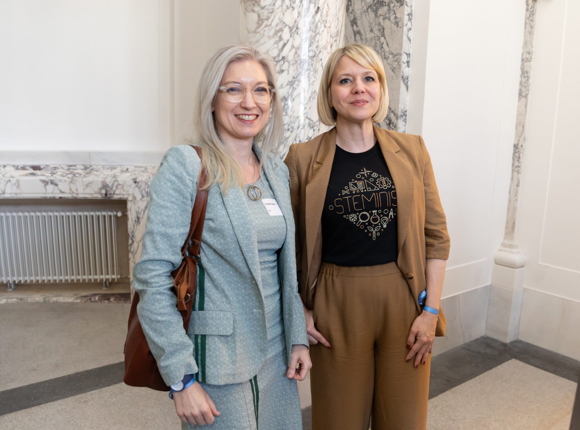 Christine Bauer (Universit&auml;t Salzburg) und Martina Mara (JKU) Bildnachweis: OeAD/APA-Fotoservice/Jana Madzigon