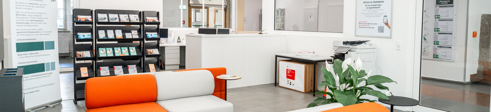 Innenansicht Studierenden Service Center mit Beratungsbereich und Sofas