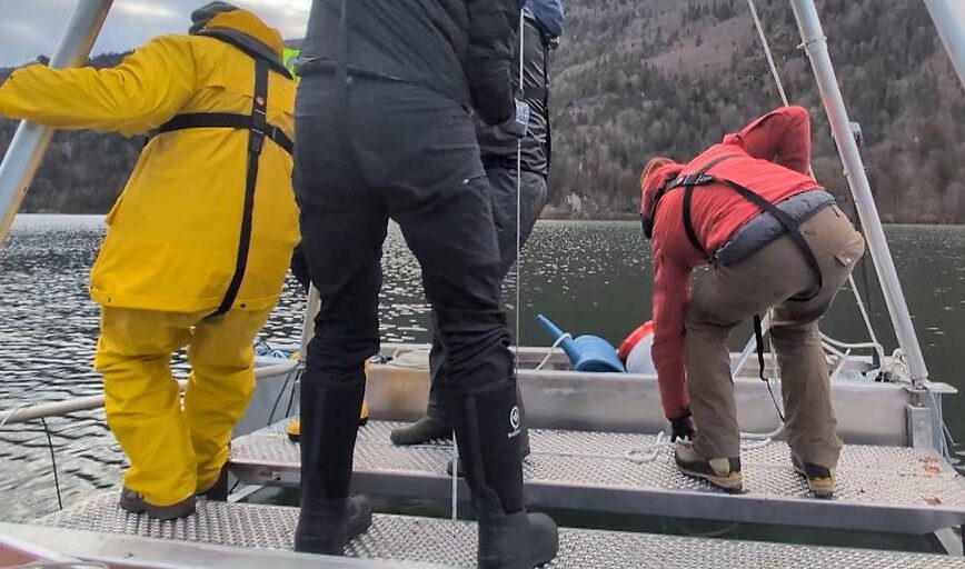 Forscher am Boot