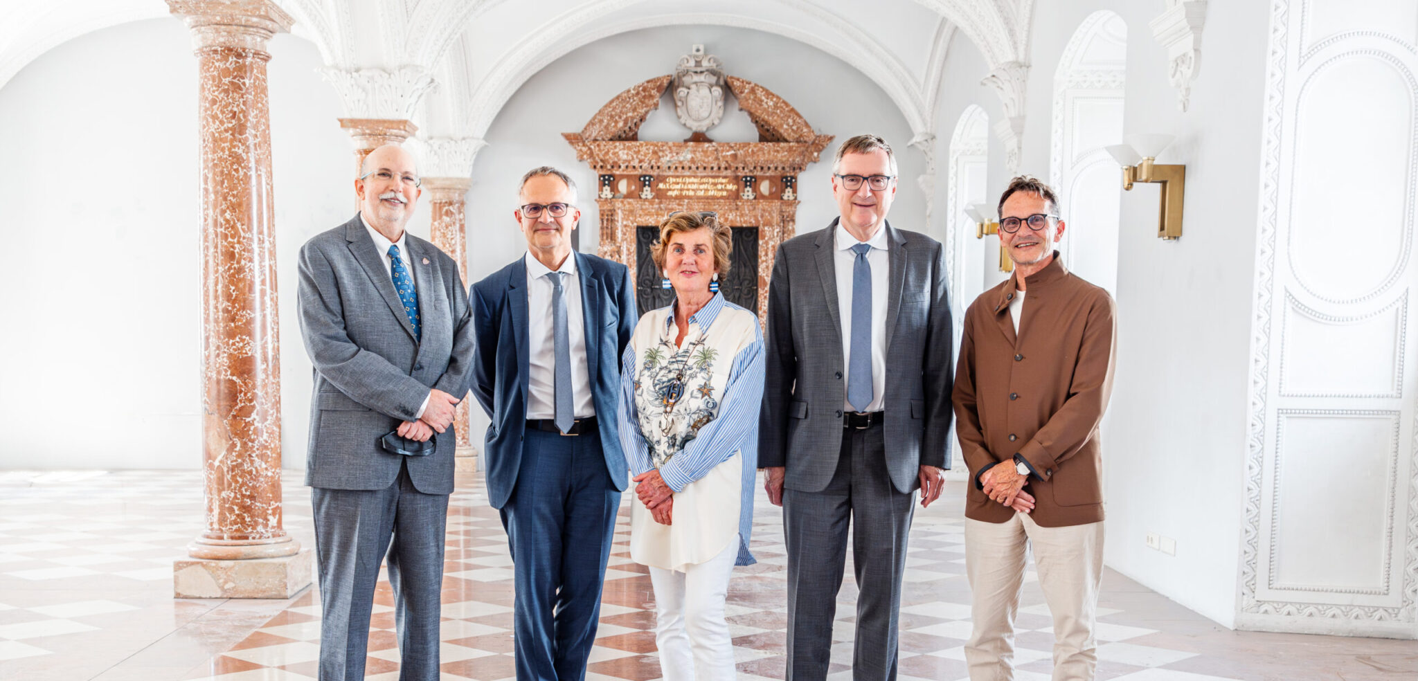 Gruppe Rektor und israelischer Botschafter