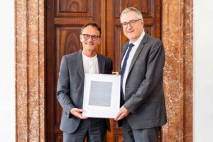 Pressefoto mit dem Botschafter des Staates Israel David Roet und Rektor Bernhard Fügenschuh (Universität Salzburg) mit einer Kopie eines Stefan Zweig Briefs