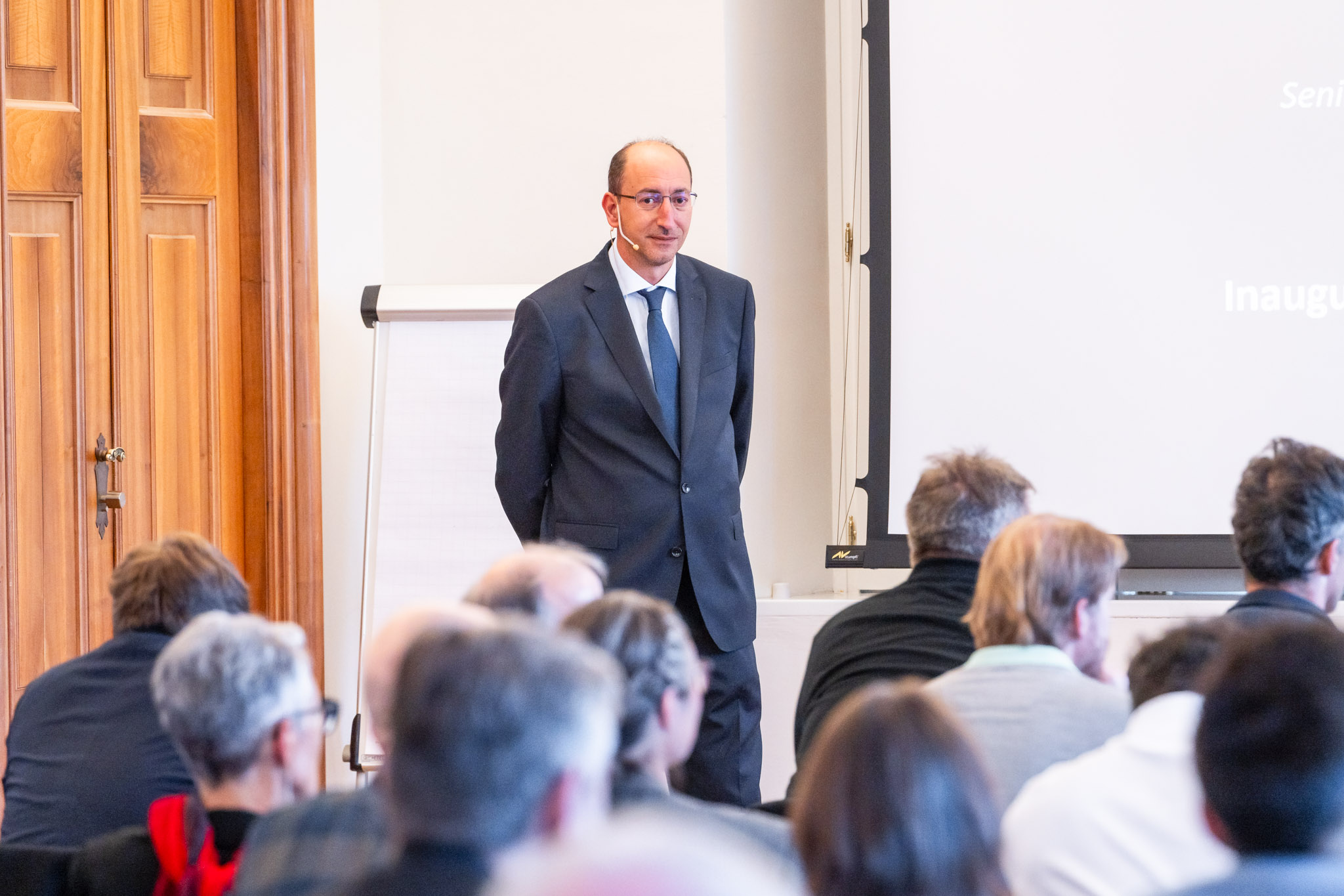 Foto von Univ.-Prof. Dr. Dimitris Simos bei einem Vortrag auf der Edmundsburg