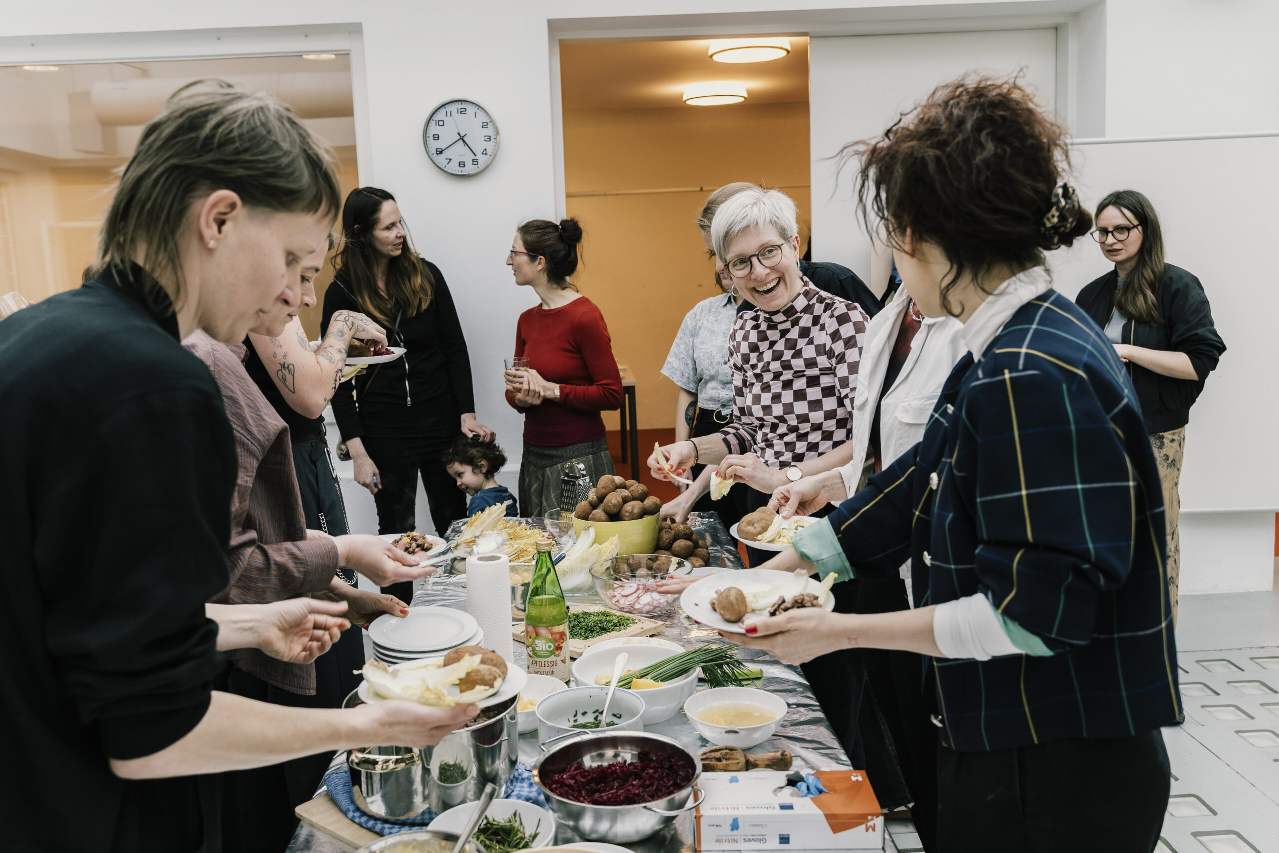 Am 11. März 2026 trafen sich Absolvent:innen des Interuniversitären Doktoratskollegs von Wissenschaft & Kunst mit Doktorand:innen des aktuellen Kollegs. Der Künstler Ramiro Wong moderierte ein gemeinsames Kochen und Essen, das den Rahmen für den Austausch bildete.