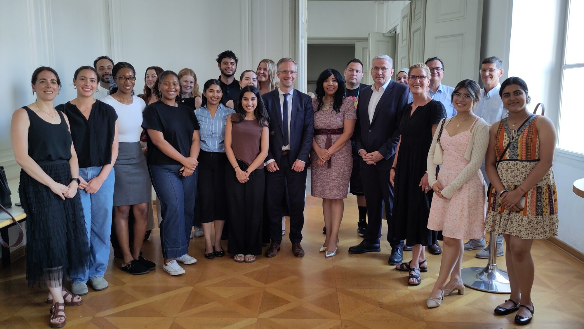 Gruppenfoto mit teilnehmenden Personen der Podiumsdiskussion im Rahmen des Salzburg-McGeorge Sommerprogramms
