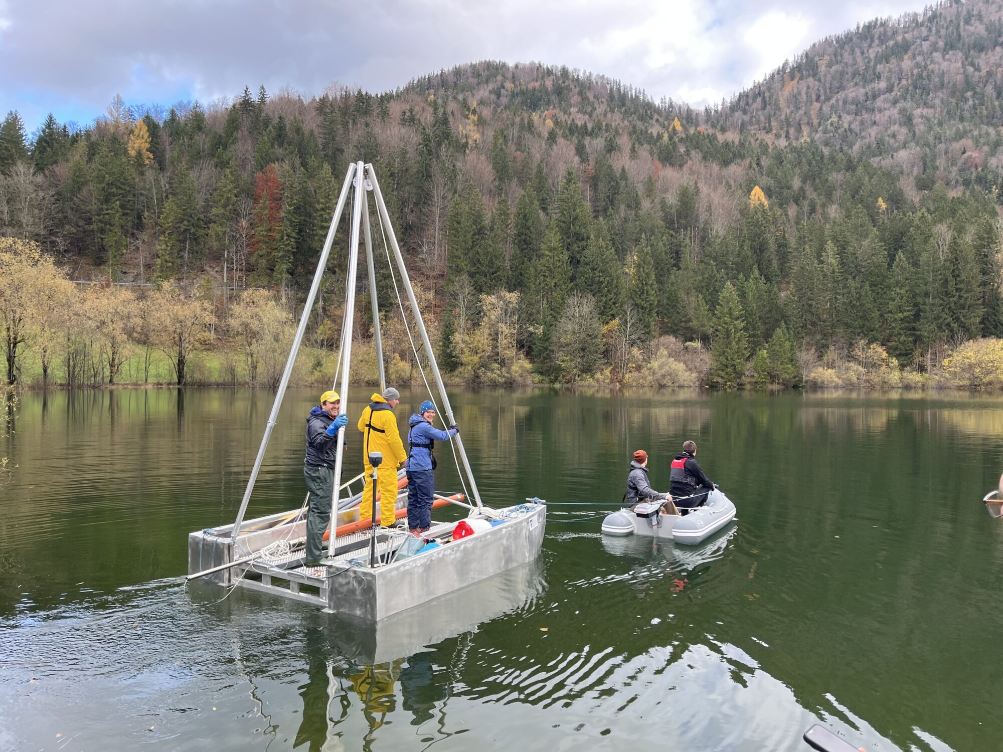Forscher auf kleinem Bott auf See