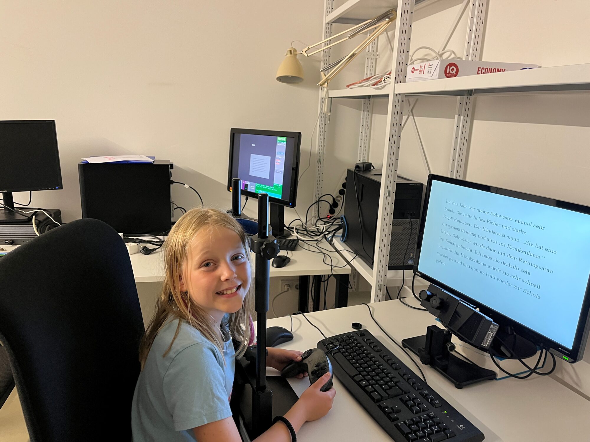 Kind vor PC in Eye-Tracking- Labor