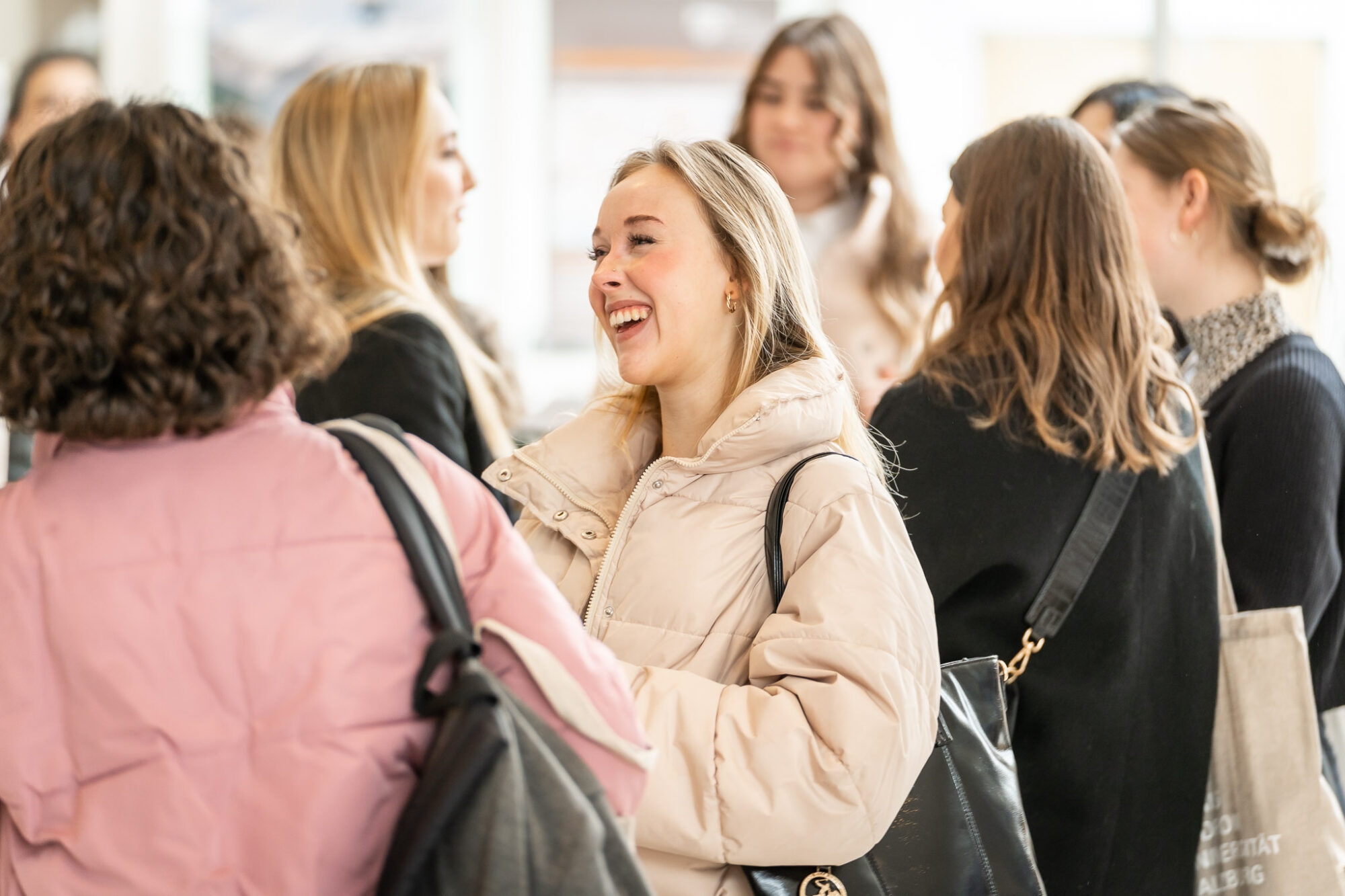 Studentin redet mit anderen Studierenden