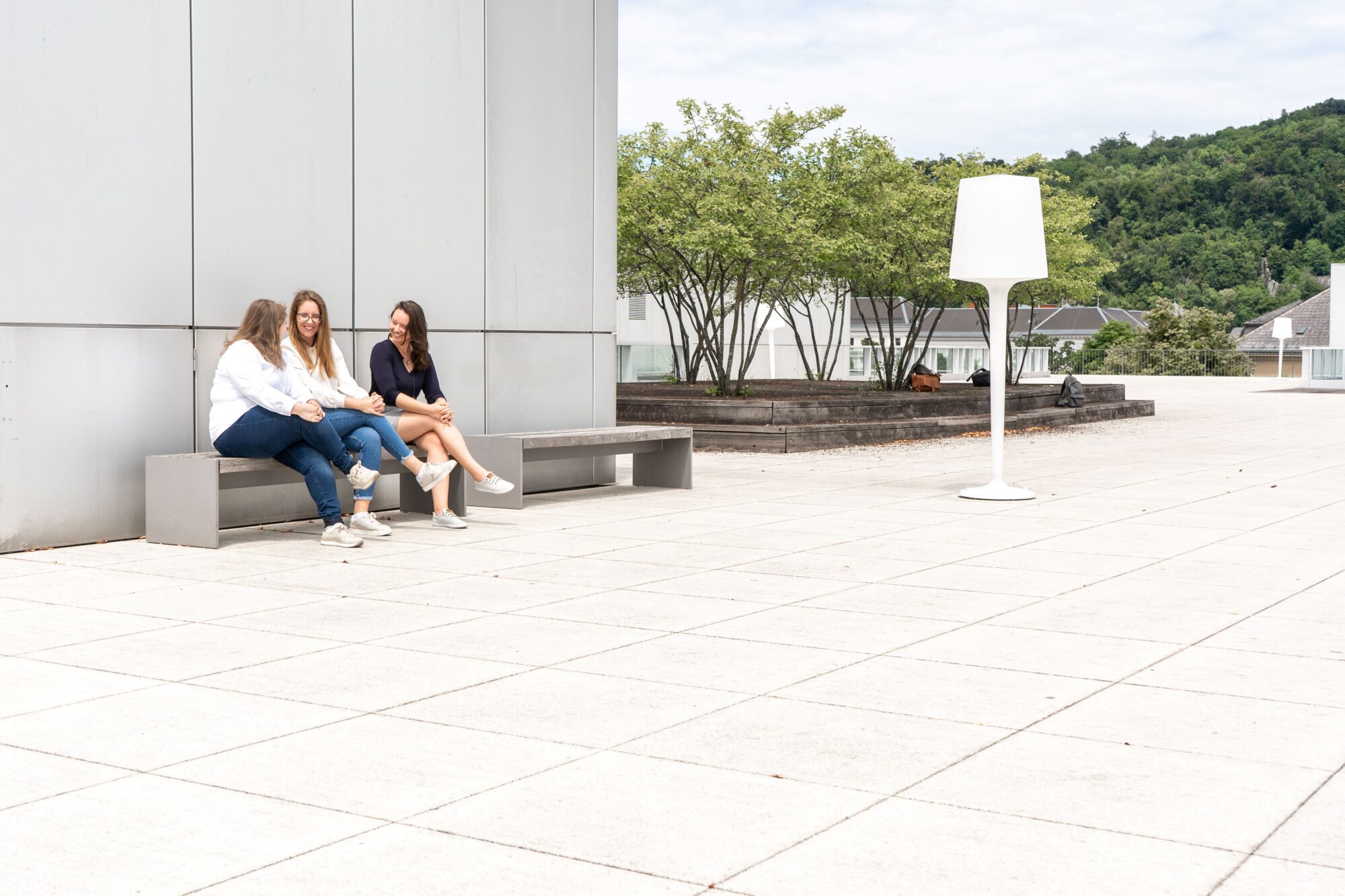 Studentinnen sitzen auf Dachterrasse Unipark Nonntal