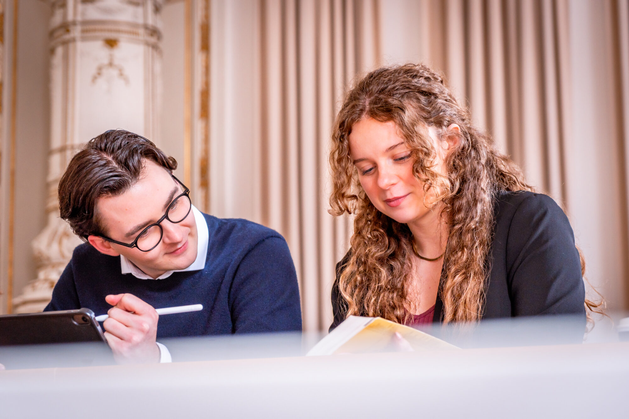 Studierende lernen gemeinsam in der Bibliothek