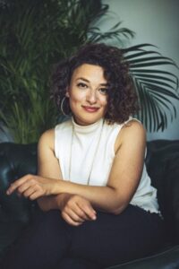 Ein Portrait von Laura Cazes. Autorin. 