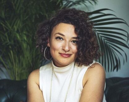 Ein Portrait von Laura Cazes. Autorin.