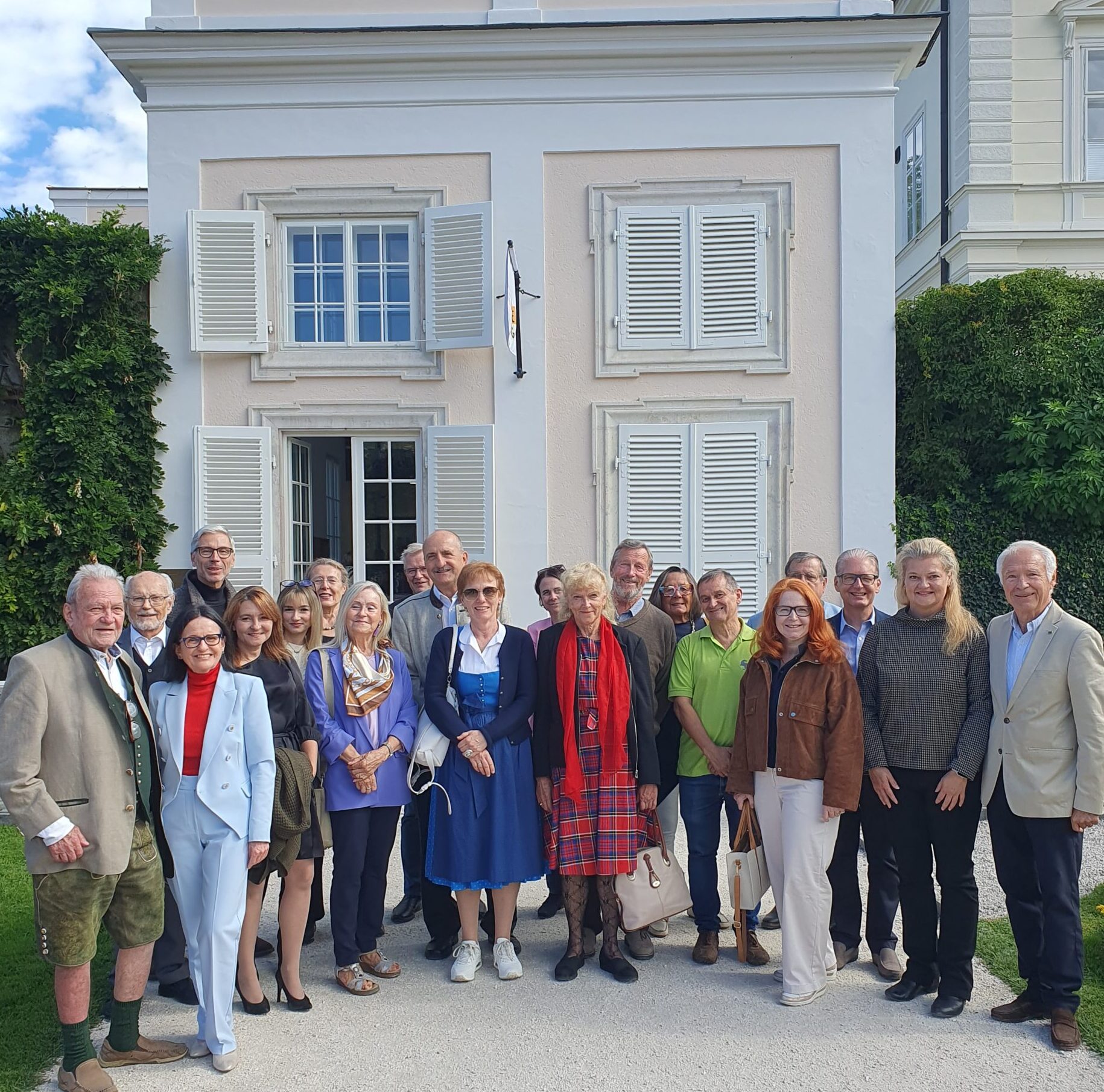 Die Teilnehmenden vor der Orangerie im Mirabellgarten