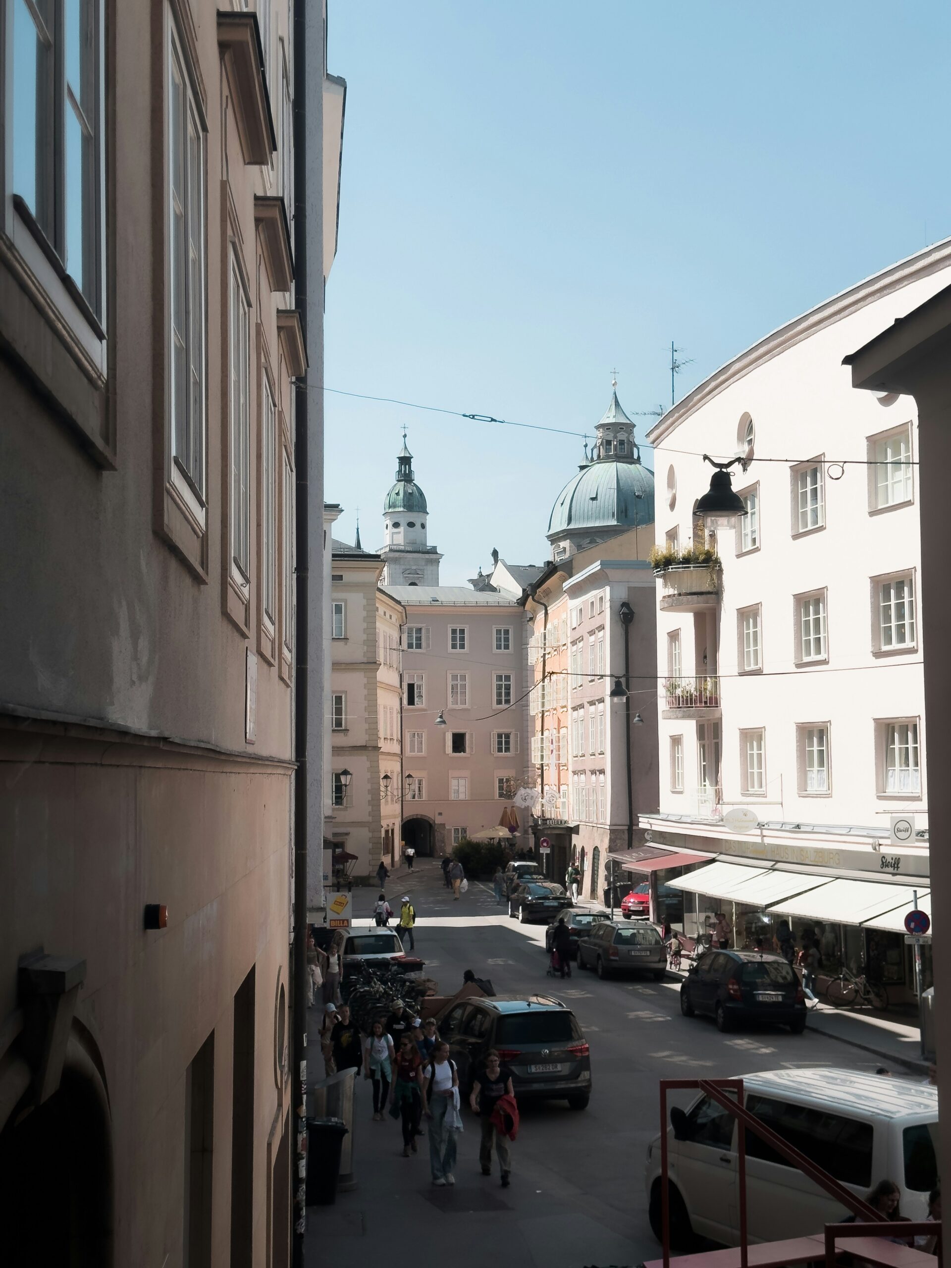 Autozentrierte Straße in Salzburg
