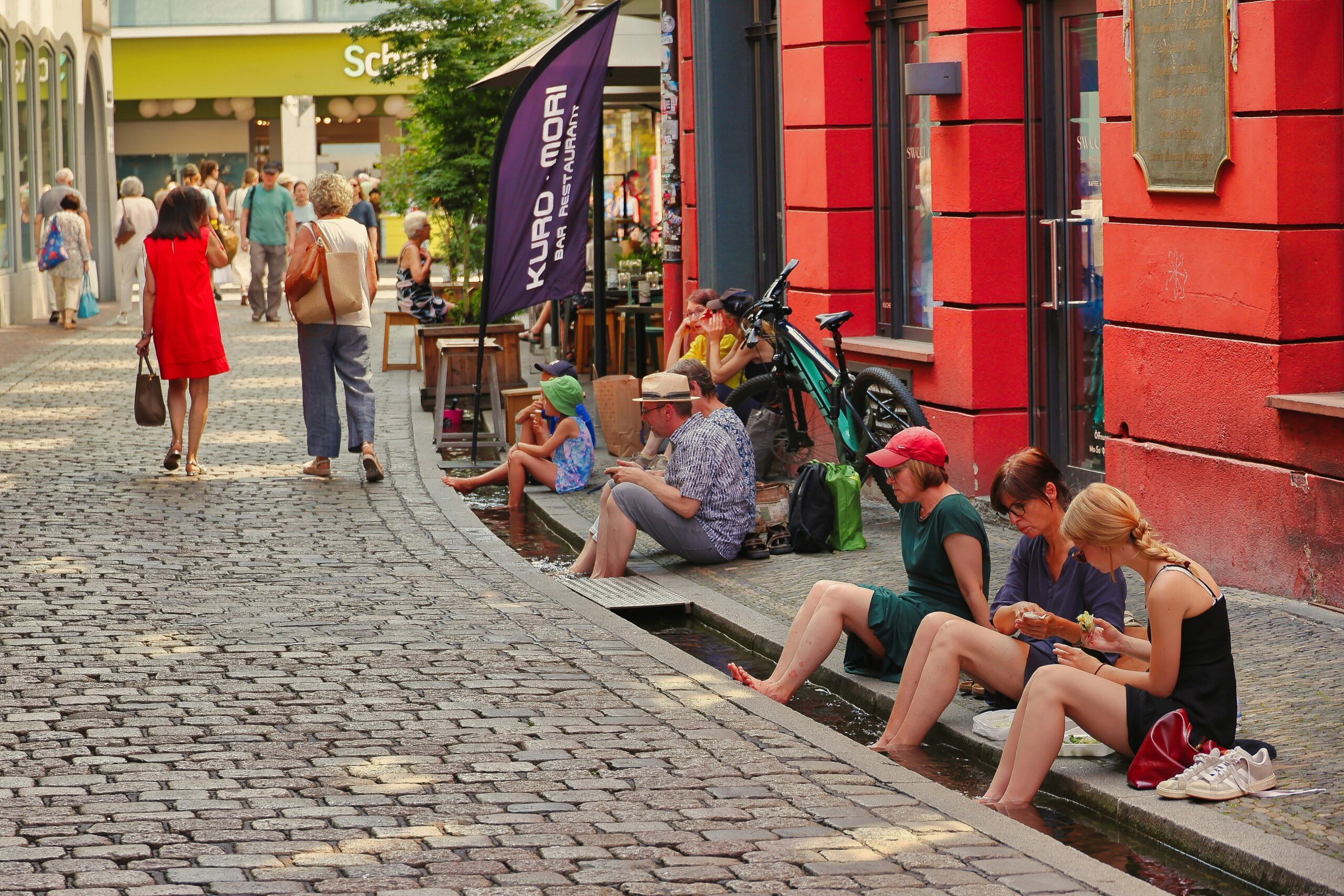 Menschen sitzen auf der Straße