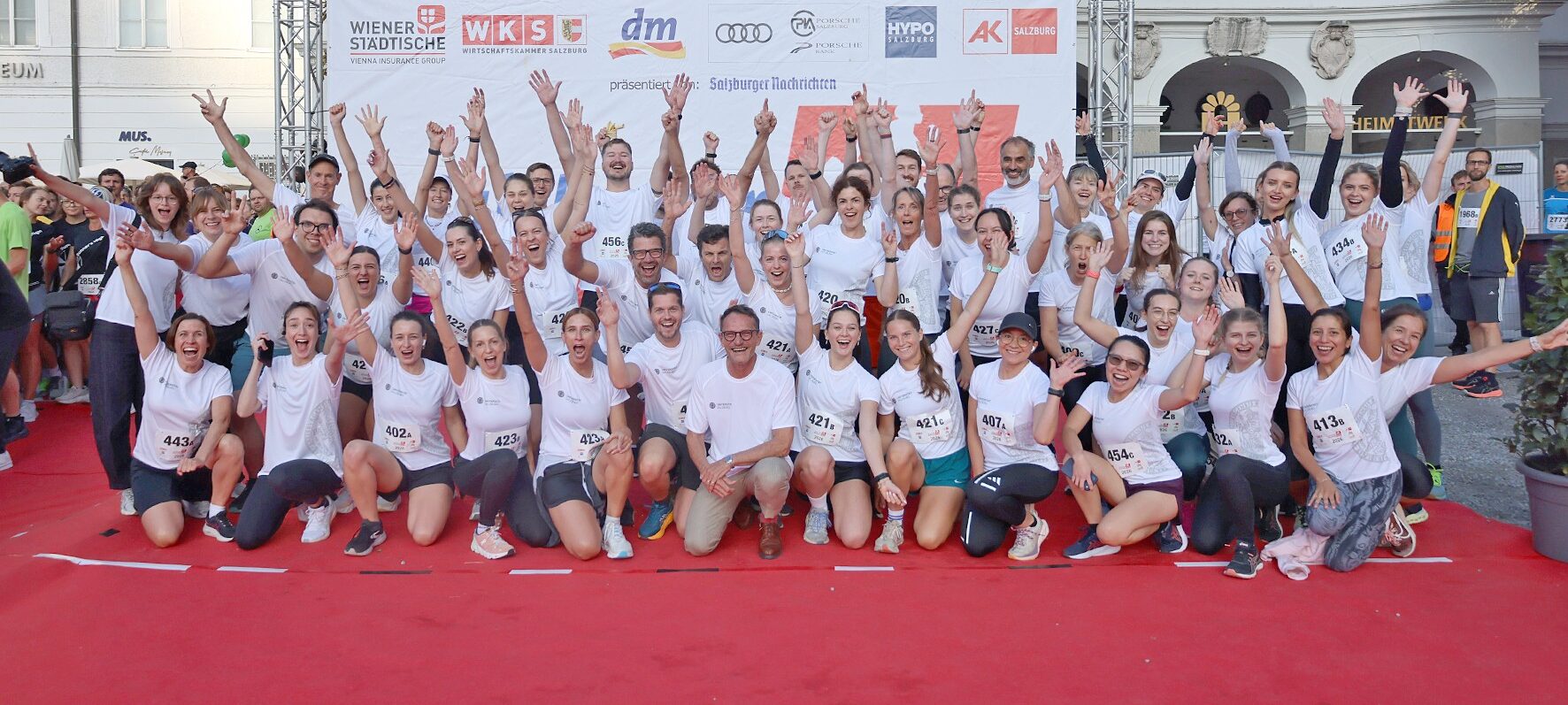 Gruppenfoto Mitarbeiter*innen der Uni Salzburg beim Businesslauf